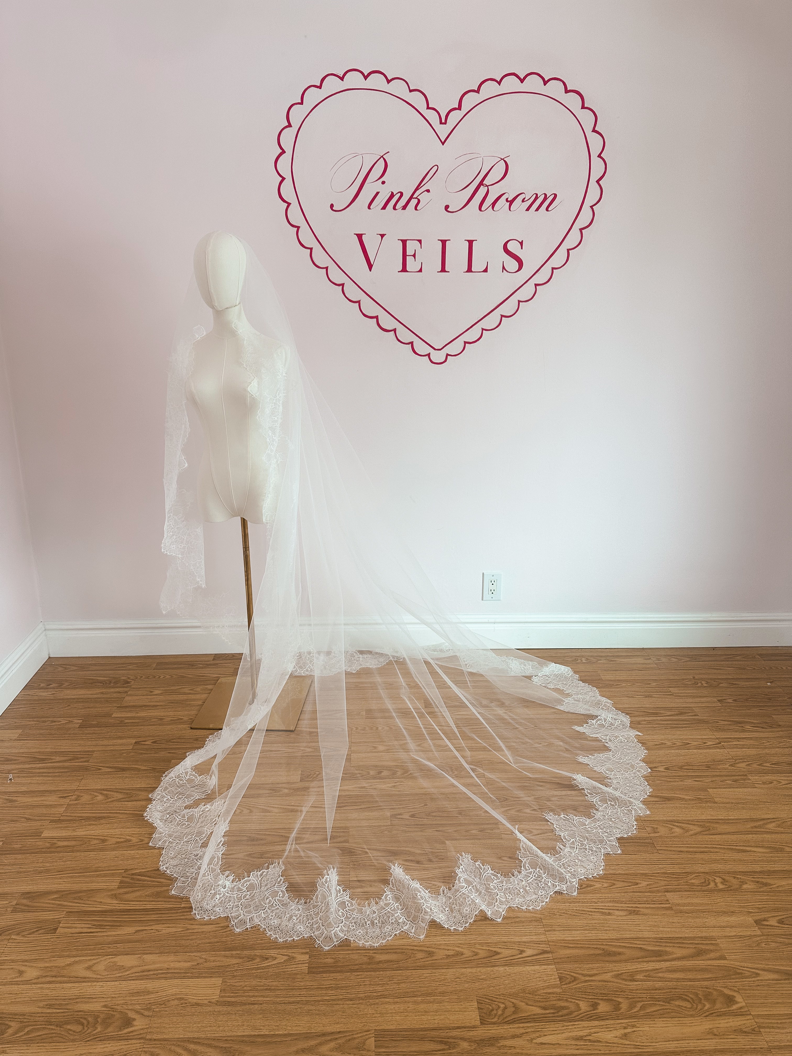 Cascading Chantilly Lace Trim Veil