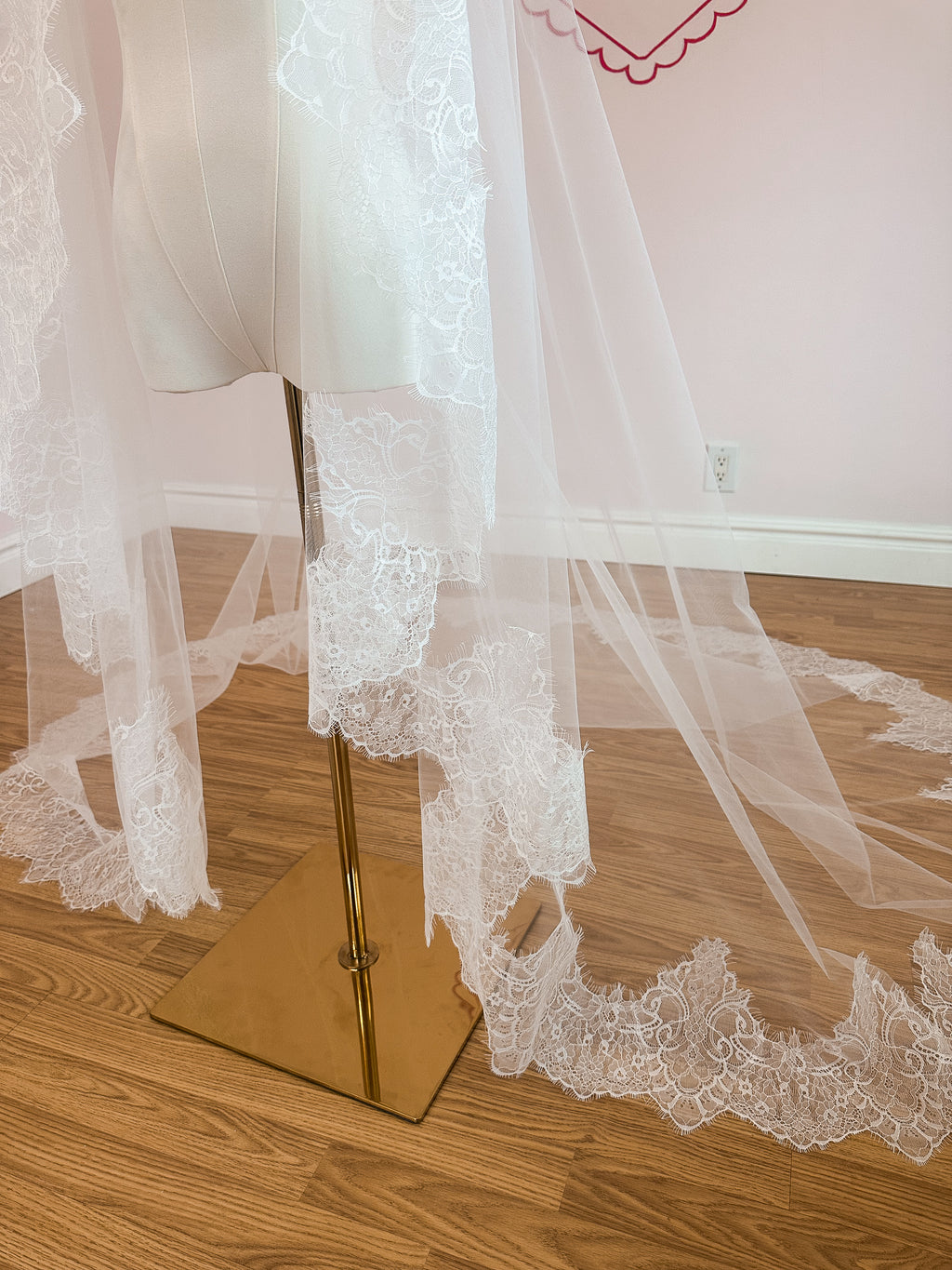 Cascading Chantilly Lace Trim Veil