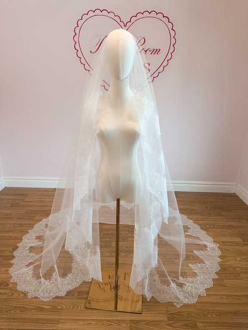 Cascading Chantilly Lace Trim Veil