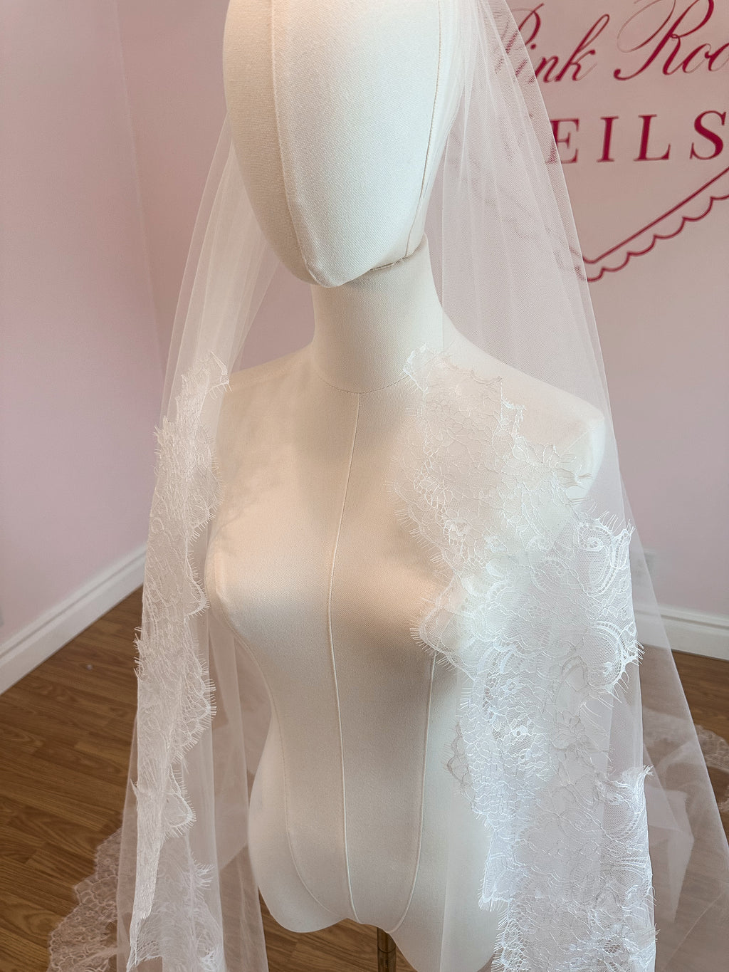 Cascading Chantilly Lace Trim Veil